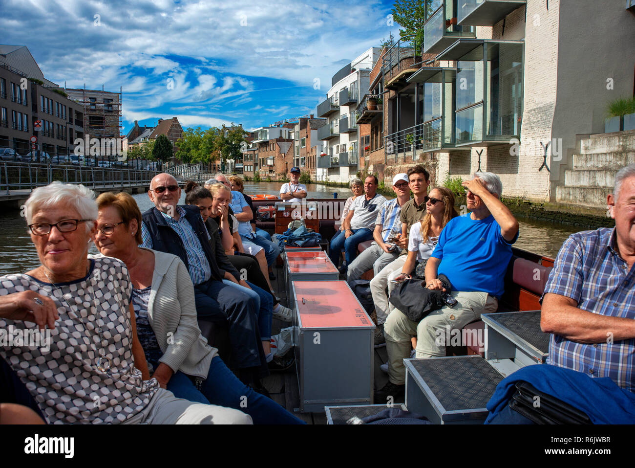 Balade en bateau sur la rivière Dyle, Mechelen, Belgique. Façade maisons romantique. Banque D'Images