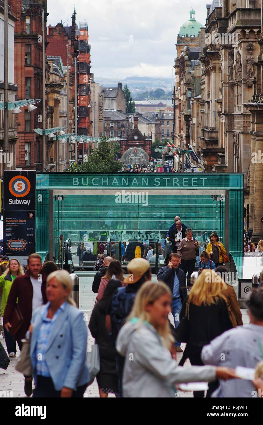 Une vue le long de la populaire rue commerçante bondée à Glasgow - Buchanan Street - avec deux stations de métro SPT (Buchanan Street et St Enoch), Glasgow. Banque D'Images