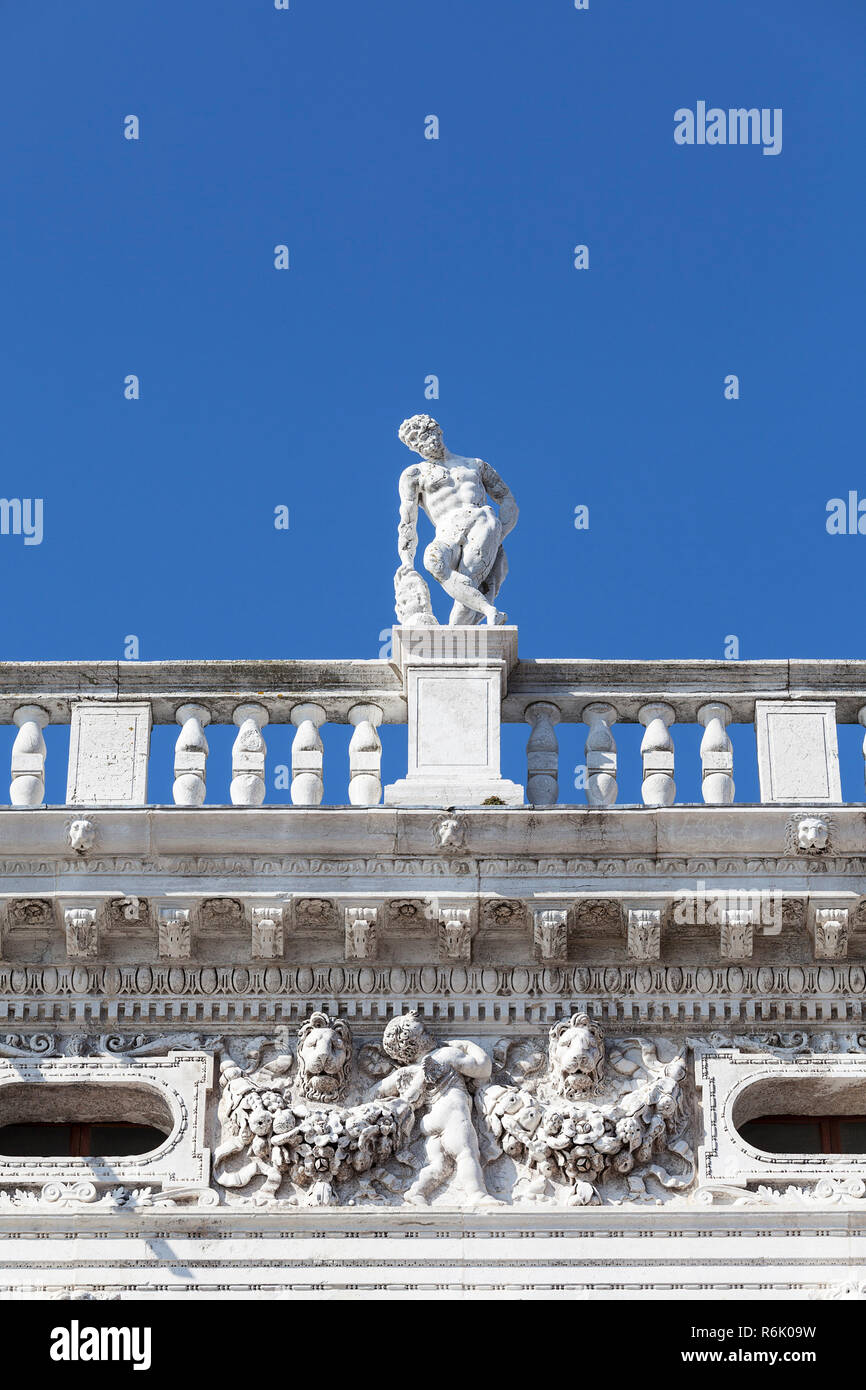 Bibliothèque Marcienne (Biblioteca Marciana), statue en haut, Venise, Italie Banque D'Images