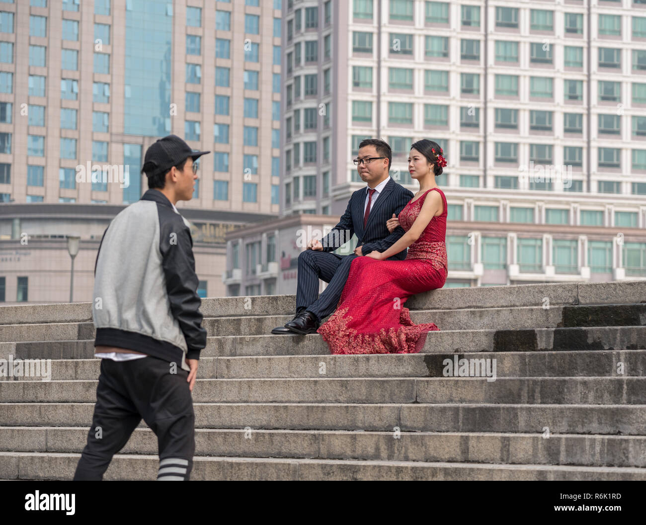 Avoir deux ou trois photos de mariage prises sur le Bund à Shanghai Banque D'Images Avoir deux ou trois photos de mariage prises sur le Bund à Shanghai Banque D'Images