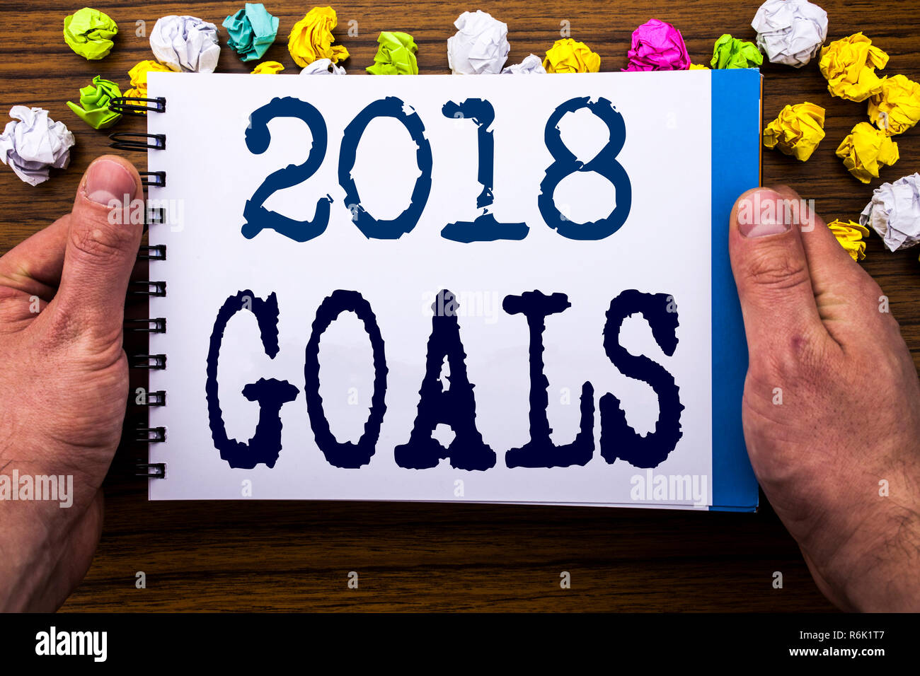 L'écriture de texte montrant 2018 Objectifs. Concept d'affaires pour de nouvelles résolutions Yer écrit sur notepad notebook livre sur le fond en bois en bois avec l'homme d'affaires main et des doigts. Banque D'Images L'écriture de texte montrant 2018 Objectifs. Concept d'affaires pour de nouvelles résolutions Yer écrit sur notepad notebook livre sur le fond en bois en bois avec l'homme d'affaires main et des doigts. Banque D'Images