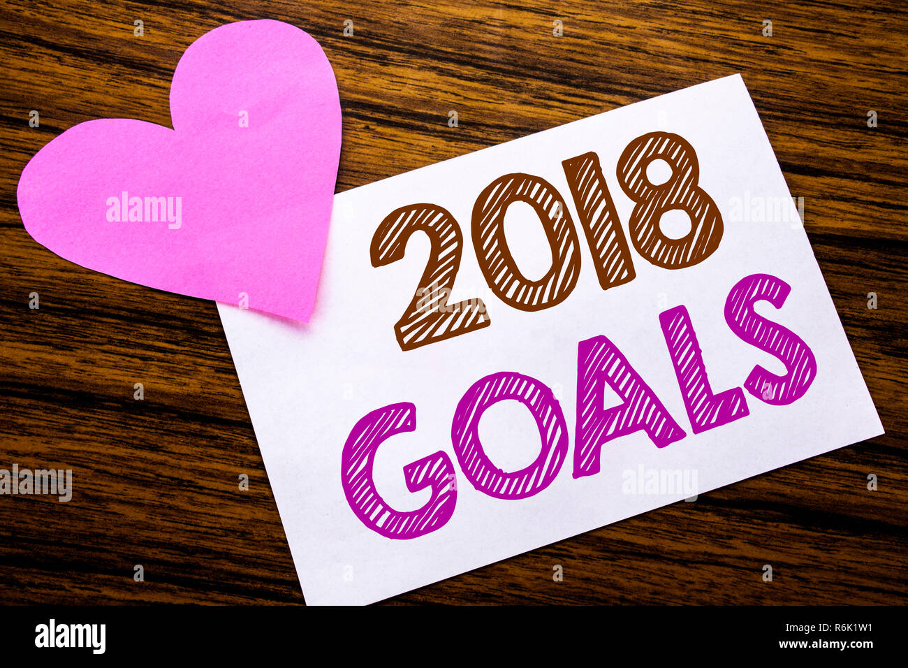 Par contre l'écriture de texte conceptuel montrant 2018 Objectifs. Concept pour de nouvelles résolutions Yer écrit le post-it papier, bois en arrière-plan. Coeur rose avec amour sens adoration. Banque D'Images Par contre l'écriture de texte conceptuel montrant 2018 Objectifs. Concept pour de nouvelles résolutions Yer écrit le post-it papier, bois en arrière-plan. Coeur rose avec amour sens adoration. Banque D'Images