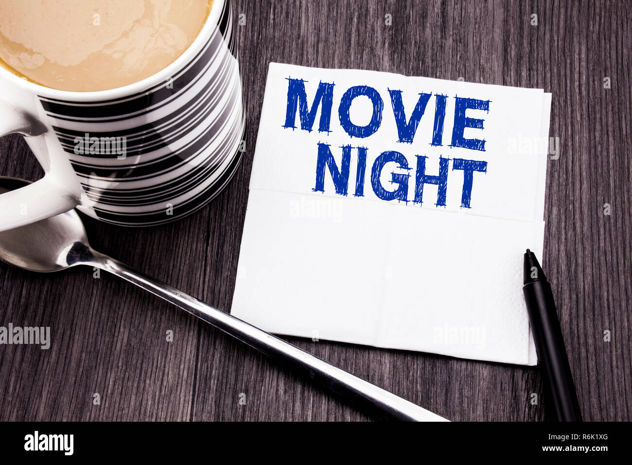 Texte manuscrit montrant Movie Night. Concept d'affaires pour Wathing Movies écrit sur le papier de soie mouchoir sur le fond en bois en bois. Avec le marqueur et le café. Vue de dessus de bureau. Banque D'Images Texte manuscrit montrant Movie Night. Concept d'affaires pour Wathing Movies écrit sur le papier de soie mouchoir sur le fond en bois en bois. Avec le marqueur et le café. Vue de dessus de bureau. Banque D'Images
