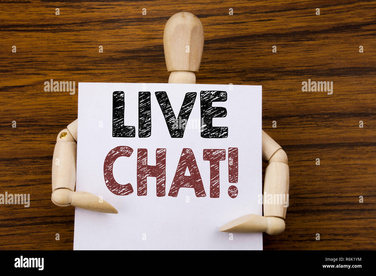 Par contre l'écriture de texte conceptuel montrant l'inspiration légende Live Chat . Concept d'affaires pour la communication par chat écrit le post-it sur le fond en bois. La tenue par la sculpture. Banque D'Images