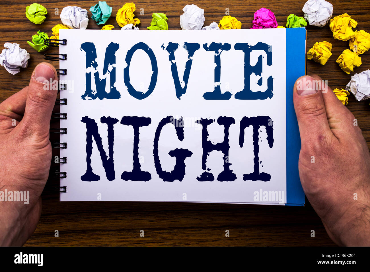 L'écriture de texte montrant Movie Night. Concept d'affaires pour Wathing Movies écrit sur notepad notebook livre sur le fond en bois en bois avec l'homme d'affaires main et des doigts. Banque D'Images L'écriture de texte montrant Movie Night. Concept d'affaires pour Wathing Movies écrit sur notepad notebook livre sur le fond en bois en bois avec l'homme d'affaires main et des doigts. Banque D'Images