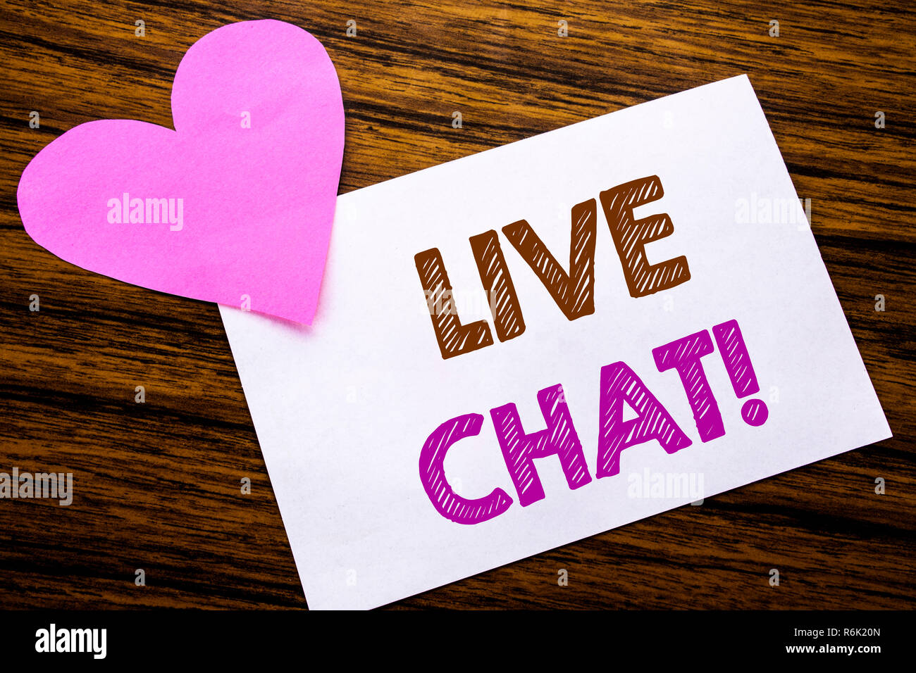 Par contre l'écriture de texte conceptuel montrant Live Chat . Concept pour la communication par chat écrit le post-it papier, bois en arrière-plan. Coeur rose avec amour sens adoration. Banque D'Images Par contre l'écriture de texte conceptuel montrant Live Chat . Concept pour la communication par chat écrit le post-it papier, bois en arrière-plan. Coeur rose avec amour sens adoration. Banque D'Images