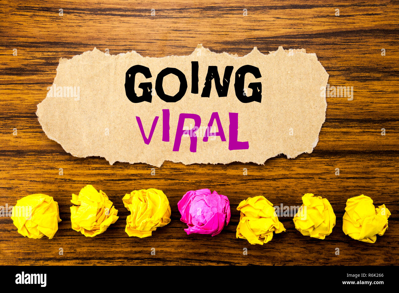Texte de l'écriture allant d'origine virale. Concept pour affaires sociales écrit sur Viral sticky note papier rappel, fond de bois avec du papier plié, un seul pour la différence ou la collaboration Banque D'Images