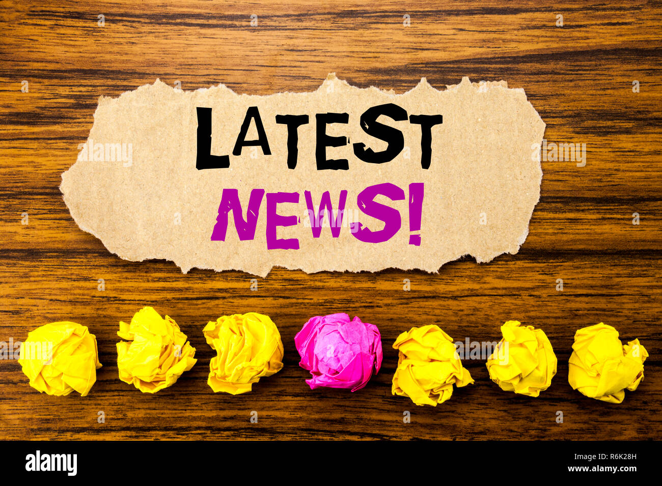 Texte d'écriture Dernières Nouvelles. Concept pour les frais de Nouvelles Histoire écrite sur papier sticky note rappel, fond de bois avec du papier plié, un seul pour la différence ou la collaboration Banque D'Images Texte d'écriture Dernières Nouvelles. Concept pour les frais de Nouvelles Histoire écrite sur papier sticky note rappel, fond de bois avec du papier plié, un seul pour la différence ou la collaboration Banque D'Images