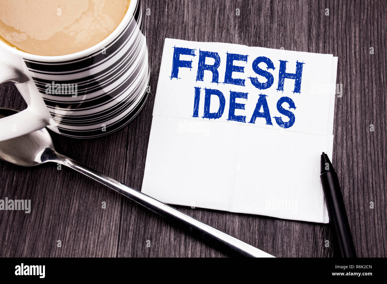 Texte manuscrit montrant les idées nouvelles. Concept d'affaires pour la pensée d'Inspiration Créativité les écrit sur le papier de soie mouchoir sur le fond en bois en bois. Avec le marqueur et le café. Vue de dessus de bureau. Banque D'Images Texte manuscrit montrant les idées nouvelles. Concept d'affaires pour la pensée d'Inspiration Créativité les écrit sur le papier de soie mouchoir sur le fond en bois en bois. Avec le marqueur et le café. Vue de dessus de bureau. Banque D'Images