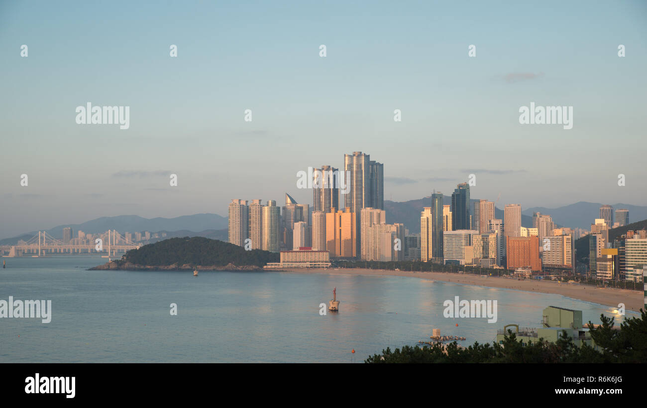 Vue panoramique de la plage de Haeundae. Haeundae Beach est la plage la plus populaire de Busan en Corée du Sud. Banque D'Images