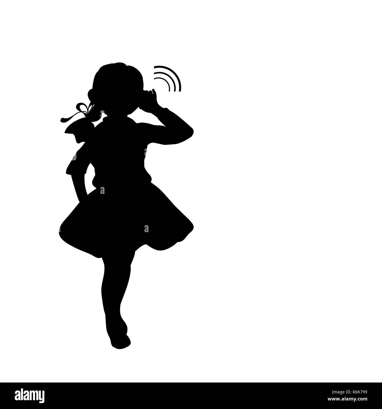 Silhouette fille détient main près de l'écoute de l'oreille Banque D'Images