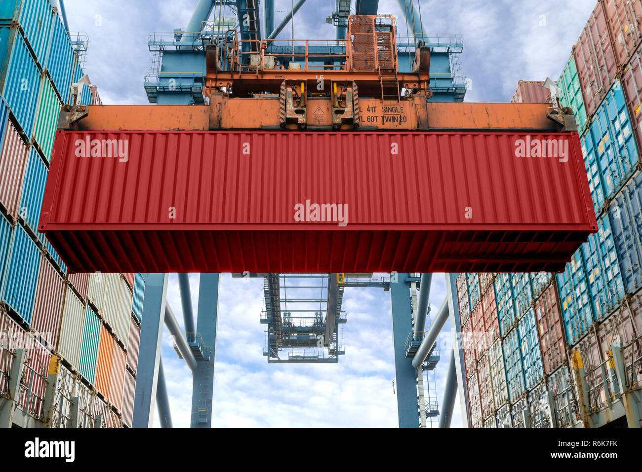 Grue industrielle chargement des conteneurs dans un navire de fret Cargo. Porte-conteneurs en importation et d'exportation de l'entreprise logistique. L'industrie et de l'Transportatio Banque D'Images