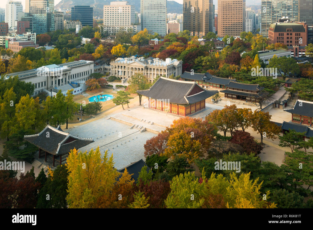 La ville de Séoul et palais Deoksugung en saison d'automne à Séoul, Corée du Sud. Banque D'Images