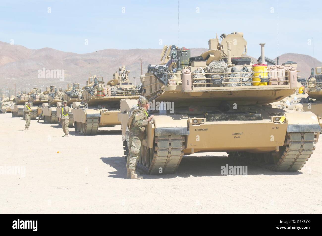 Soldats du 1er Bataillon, 155e Régiment d'infanterie, attendre en ligne pour le carburant avec leur M1A2 SEPv2 22 mai 2017, au Centre National d'entraînement, à Fort Irwin, en Californie. Les soldats font partie de la 155e Brigade blindée du Mississippi de l'équipe de combat et mènent à la formation de combat NTC à améliorer leur capacité à effectuer de mouvement, contact attaque délibérée et de la défense de la paix. (La Garde nationale du Mississippi Banque D'Images