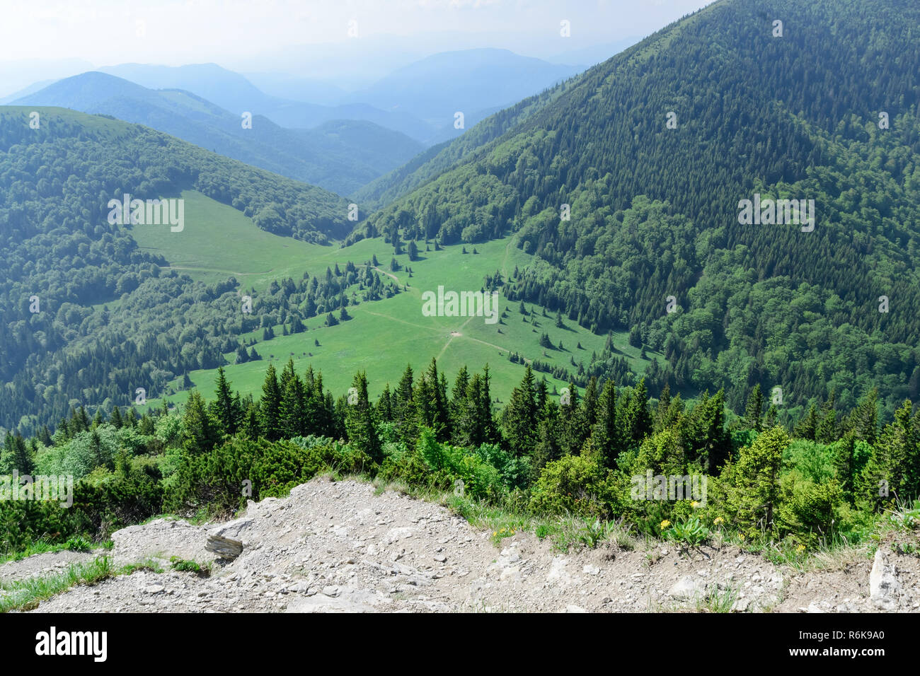 La croix des chemins dans la vallée Vratna au parc national de Mala Fatra, en Slovaquie. Jour foto. Banque D'Images
