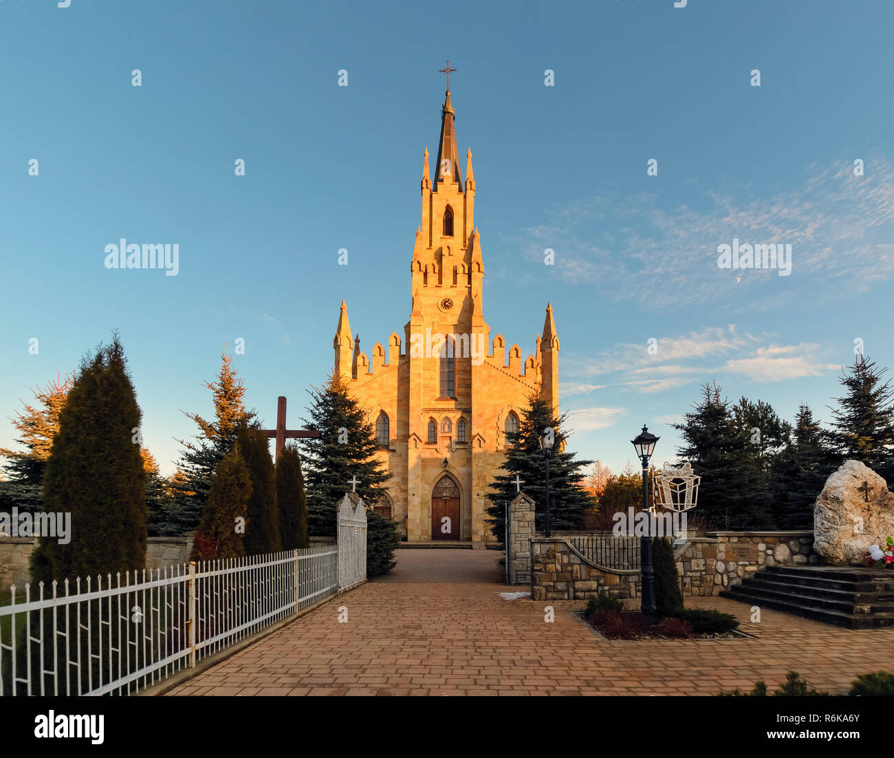 L'église gothique Saint Pierre à Chocholow Jacek, de la Pologne, après le coucher du soleil. Banque D'Images