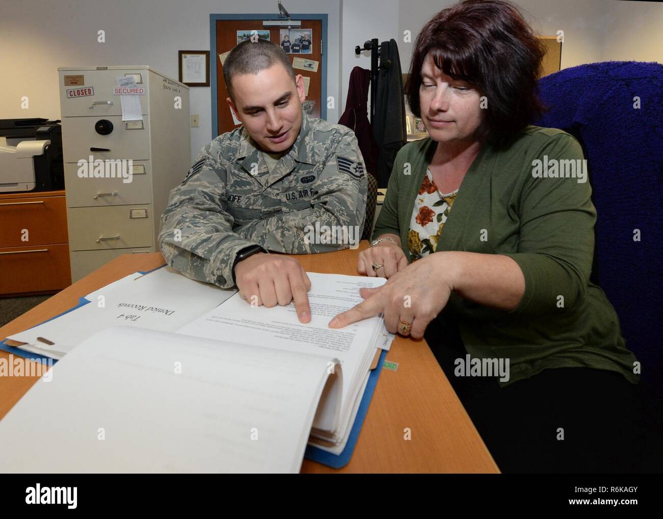 Le s.. Michael Hoff, 88e Escadron d'opérations de communication de connaissances sous-officier responsable, reviews un règlement avec Lyn Gunther, 88e Escadron des communications Bureau des opérations de la connaissance, de la liberté de l'information spécialiste, 10 mai 2017, à Wright-Patterson Air Force Base. Les escadrons FOIA social s'occupe de tous les demandes de communication d'admis WPAFB informations au public tel que requis par la loi. ( Banque D'Images