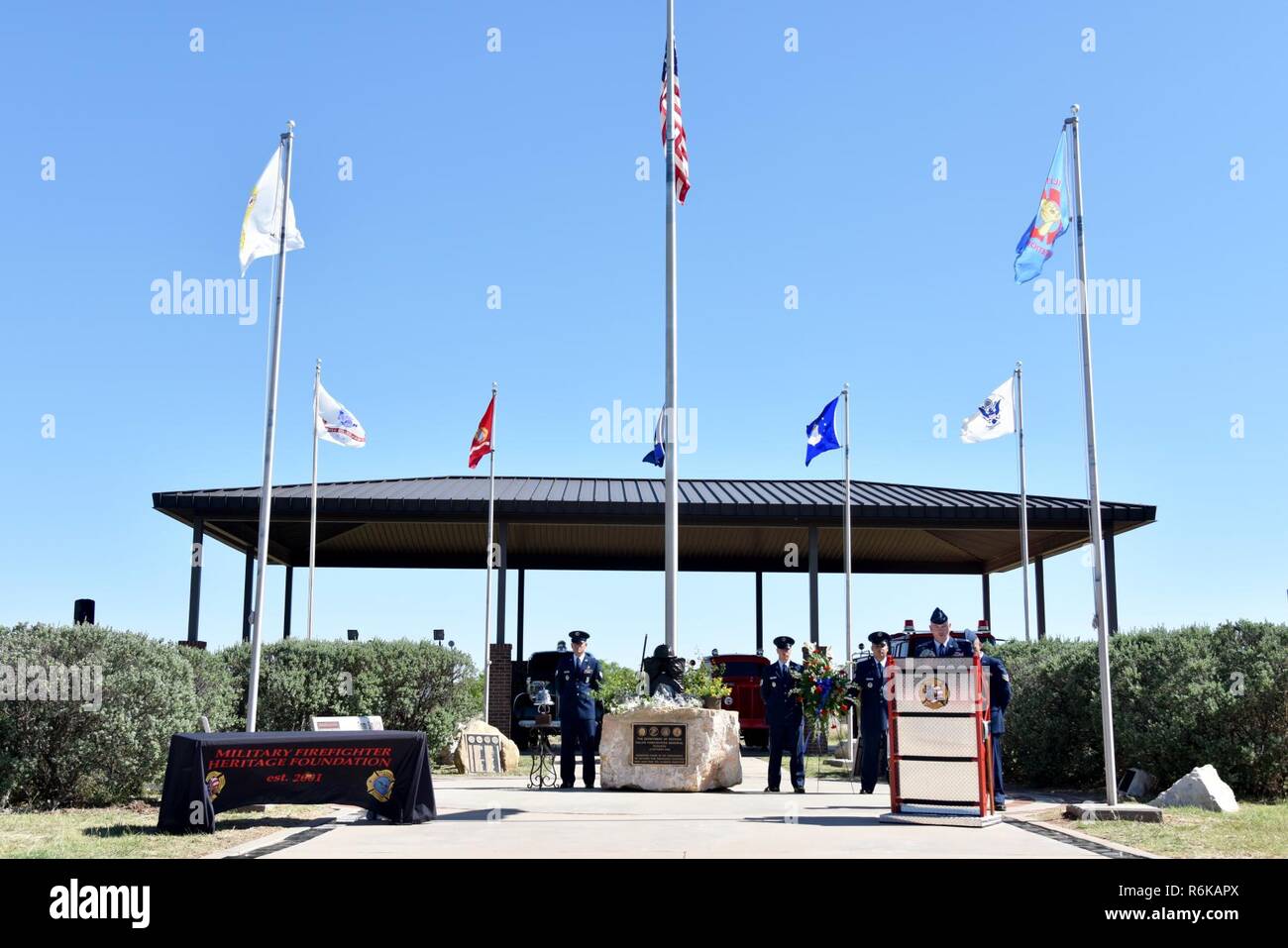 Le colonel de l'US Air Force Michael Downs, 17e Escadre, parle de formation au ministère de la Défense Monument pompier tombé sur Goodfellow Air Force Base, Texas, le 12 mai 2017. Au cours de son discours, il a parlé de la professionnalisme exposé dans tous les pompiers. Banque D'Images