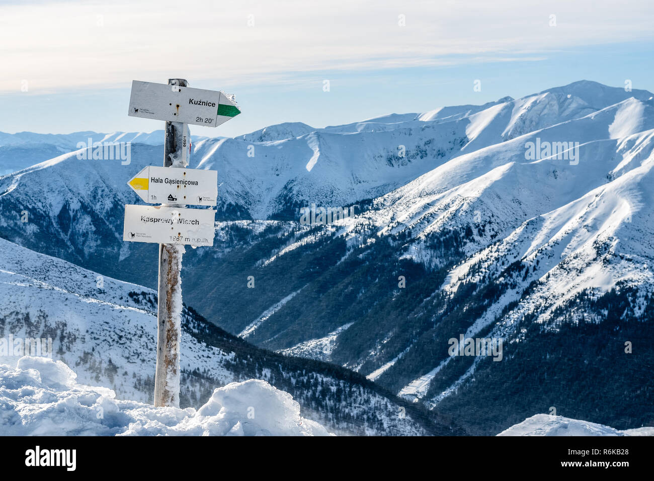 Pointeur de tourisme les sentiers à proximité de Kasprowy Wierch en Pologne. Banque D'Images