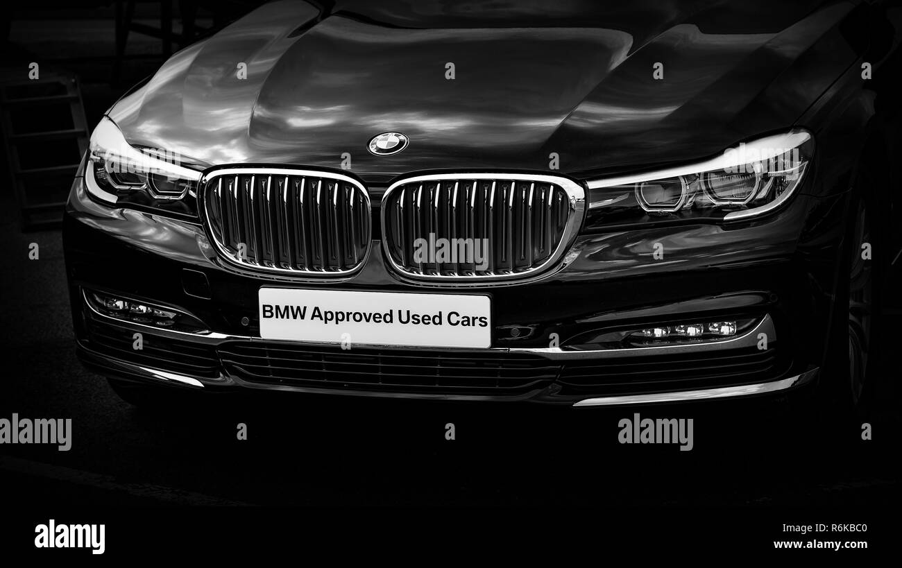 L'avant d'un cadre moderne, la BMW Série 7, voiture de luxe. Banque D'Images