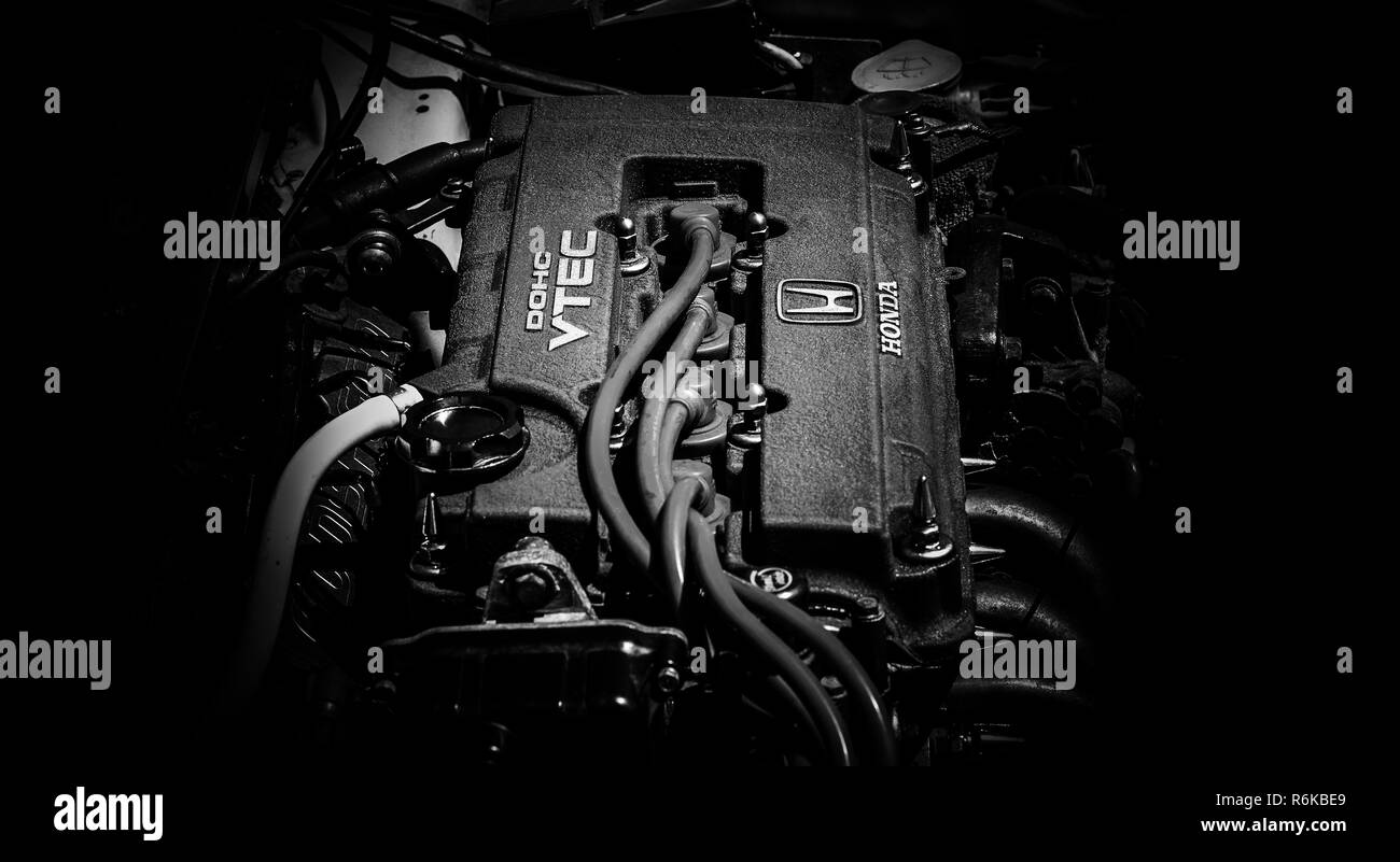 Un gros plan noir et blanc d'un moteur de voiture de Honda. Banque D'Images