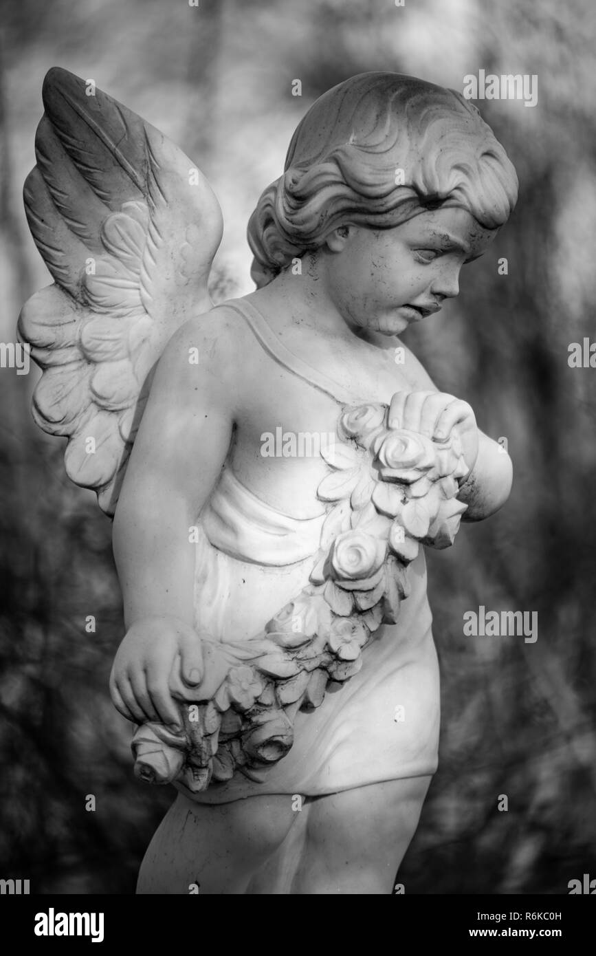 Statue d'un ange sur le cimetière allemand à Berlin Tegel Banque D'Images