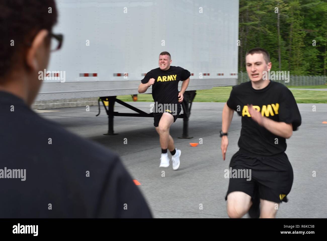 Les soldats de la Garde nationale de l'armée américaine Pvt. Noah Dickson et Pvt. Cameron Thompson, de la Compagnie Bravo, le recrutement et le maintien en poste de commandement, la race l'un contre l'autre à l'Armory Queensbury Queensbury, N.Y., 21 mai 2017. Dickson et Thompson ont été courir pour rester en forme pour leur carrière militaire après avoir obtenu son diplôme de la recruter Sustainment Programme. Banque D'Images