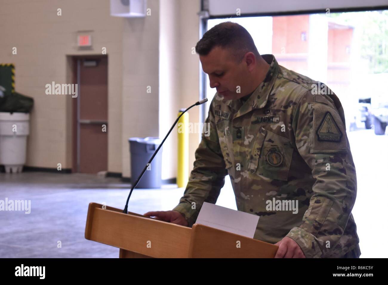 U.S. Army National Guard soldat Master Sgt. Jason Williamson de la Compagnie Bravo, le recrutement et le maintien en poste de commandement, se lit un script pour une cérémonie de remise des diplômes dans l'Armory Queensbury, Queensbury, N.Y., 21 mai 2017. Williamson a été la préparation d'un diplôme/Bataille cérémonie de transfert. Banque D'Images