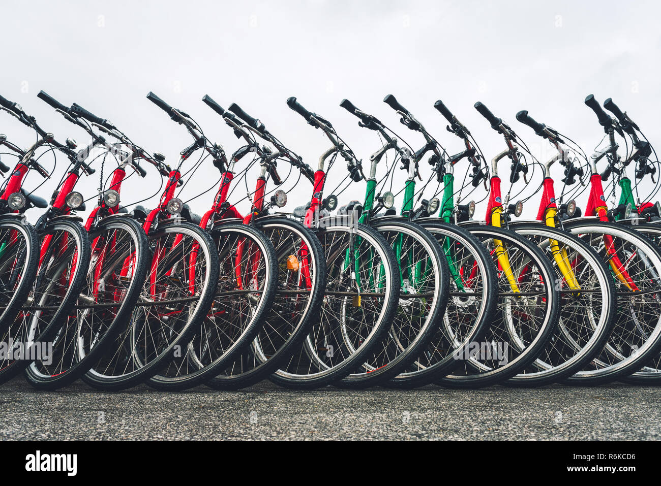 Vélos debout dans une rangée sur la ville street Banque D'Images