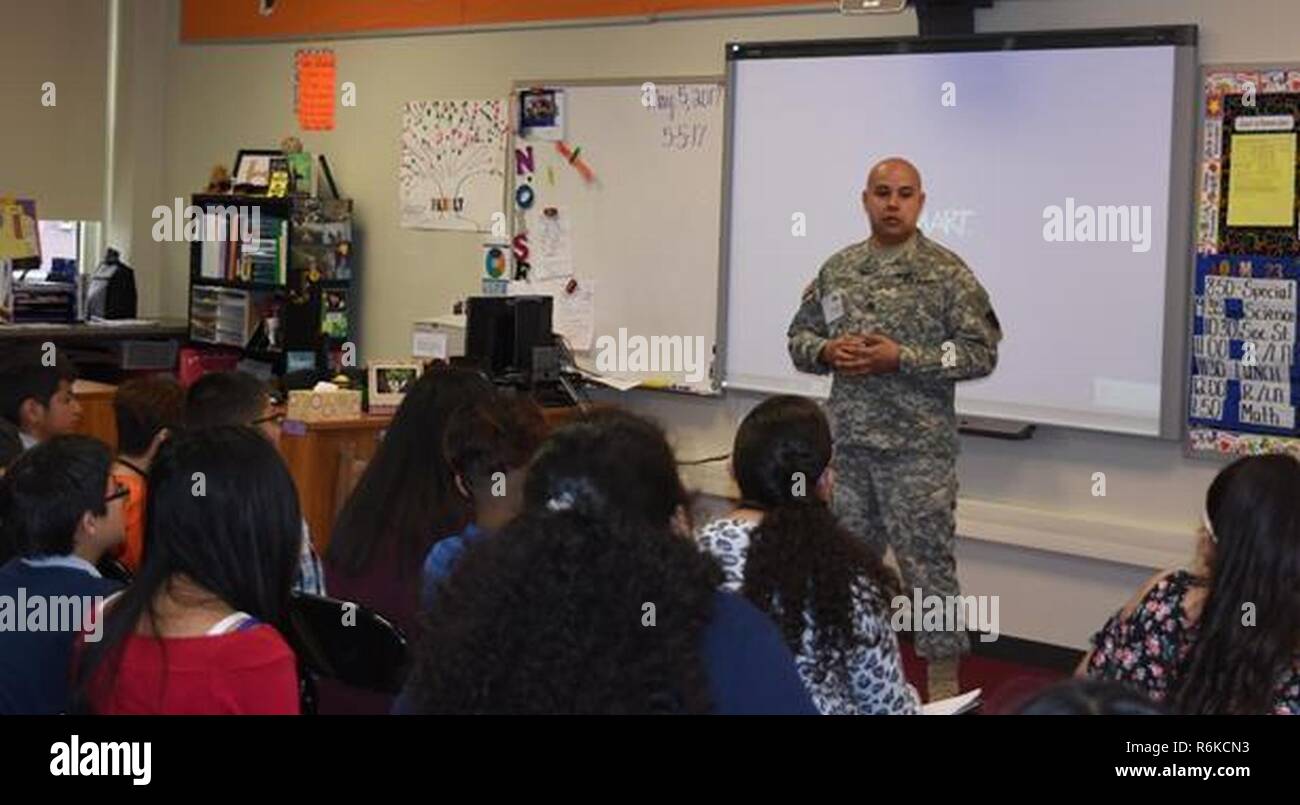 Le sergent de l'armée. Carlos Garcia, un spécialiste des affaires publiques affecté à la 220e Détachement des affaires publiques, Southfield, Michigan, est un conférencier invité à l'Abraham Lincoln Elementary School, le 5 mai 2017, de Cicero, Illinois) L'école élémentaire a organisé leur Journée Carrière de l'événement mettant en vedette les membres de la communauté avec les divers champs professionnels. Banque D'Images