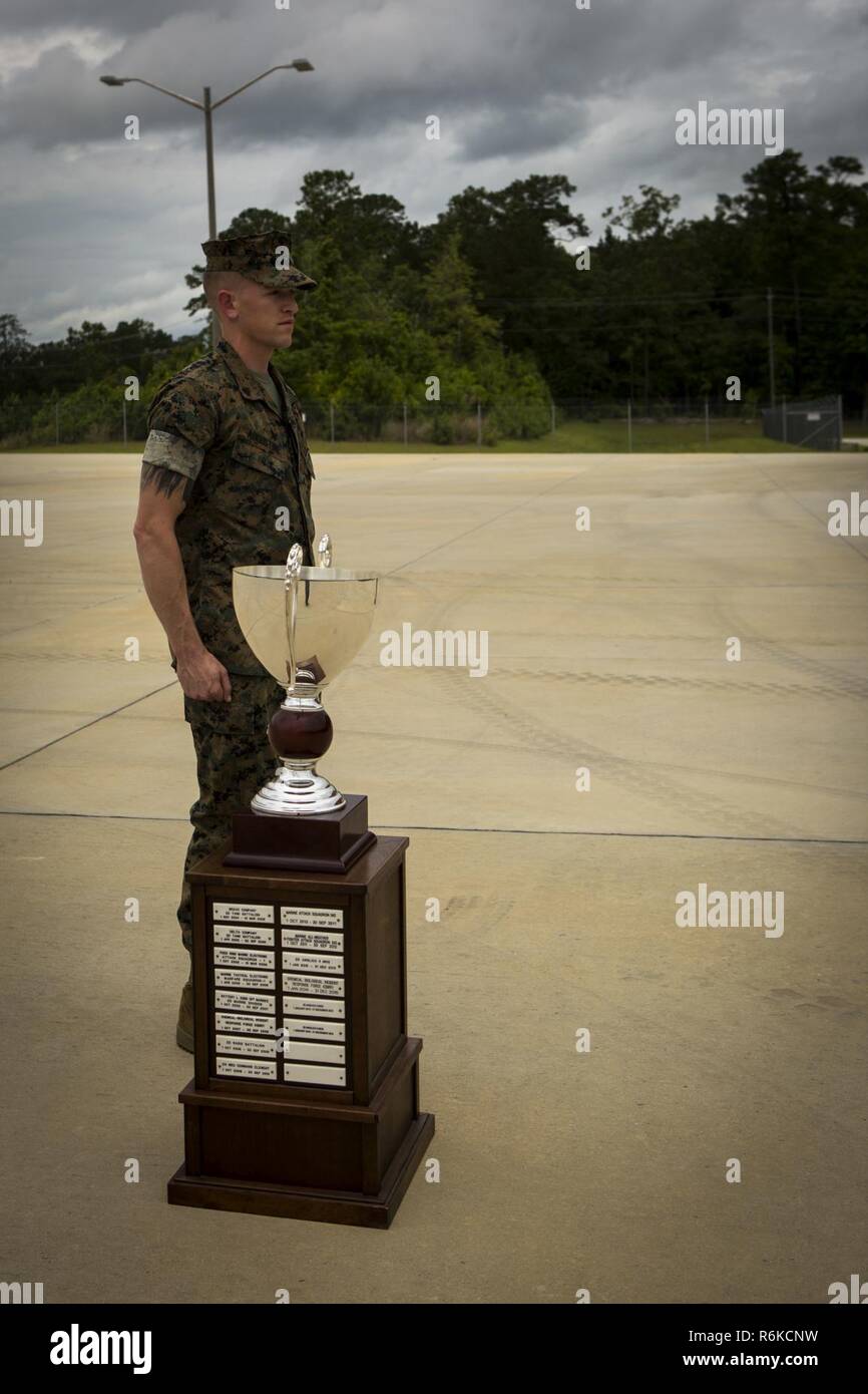 Le Lieutenant-général Prix de leadership exceptionnel de l'extracteur de la poitrine est mise en scène avant d'être présenté à l'US Marines et des marins de Naval Air 2d, Société de liaison II Siège Maritime, Groupe II Marine Expeditionary Force, sur Camp Lejeune, N.C., 24 mai 2017. L'unité a obtenu ce prix pour une réussite exceptionnelle dans le professionnalisme, le contrôle permanent des performances supérieures et la disponibilité opérationnelle et la commande positive pour l'environnement du 1 janvier 2016 au 31 décembre 2016. Banque D'Images