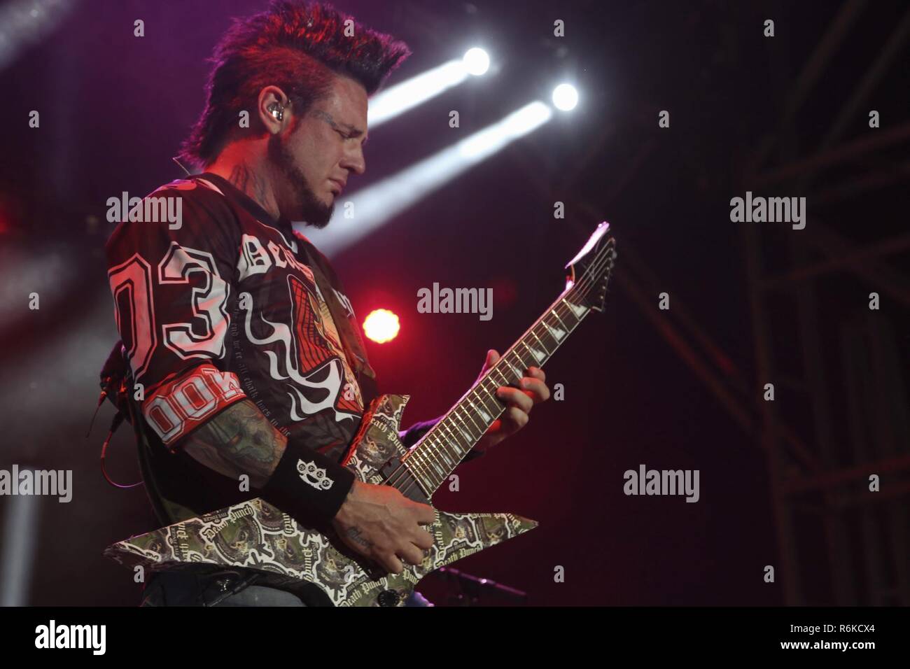 Jason Hook, guitariste, cinq doigts, Poing mort effectue pour le combat pendant les mécènes du centre Nous vous saluons Célébration à lance le Cpl. Torrey L. Champ gris à bord du Marine Corps Air Ground Combat Center, Twentynine Palms, Californie, le 19 mai 2017. Marine Corps Services communautaires a accueilli l'événement pour offrir un divertissement aux Marines et les marins à bord de la lutte contre le Centre. Banque D'Images