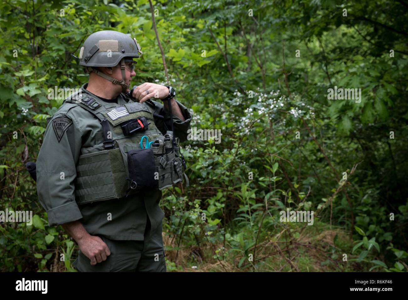 Des soldats de la 753rd des explosifs et des munitions (NEM) de Kingwood, W.Va., et des membres de la police de l'état de la Virginie de l'ouest de l'Escouade antibombe a participé à un défi du Corbeau qui a eu lieu au Camp de Dawson, de violette, de mai 21-26, 2017. Le défi est une annuelle, inter-institutions, l'exercice contre les IED axés sur des scénarios qui intègre les capacités d'interopérabilité entre la sécurité publique des escadrons de la bombe et militaires dans les unités nem de type domestique des environnements opérationnels d'EEI. L'exercice a aussi fourni une participation internationale. Banque D'Images