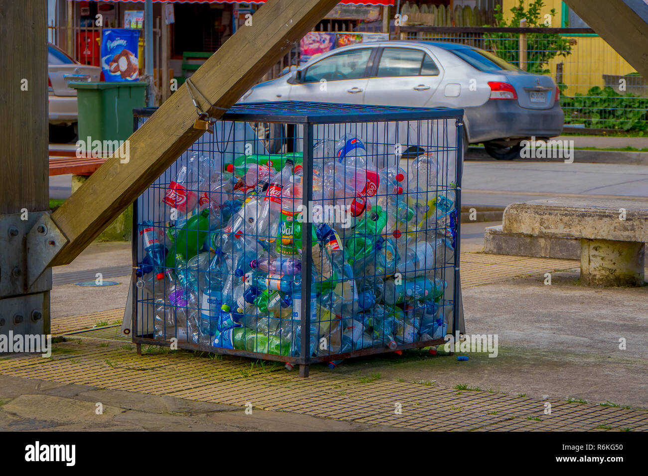 Chiloé, Chili - 27 septembre, 2018 : vue extérieure du boîtier métallique avec quelques botlles en plastique à l'intérieur, de concept de recyclage écologique, friendly city localiser Banque D'Images