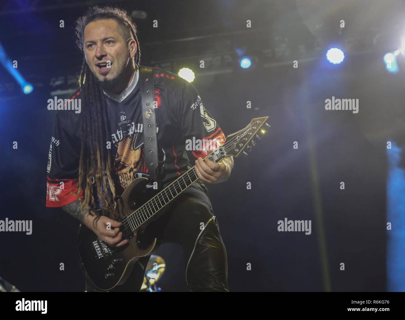 Zoltan Bathory, guitariste rythmique, cinq doigts, Poing mort effectue pour le combat pendant les mécènes du centre Nous vous saluons Célébration à lance le Cpl. Torrey L. Champ gris à bord du Marine Corps Air Ground Combat Center, Twentynine Palms, Californie, le 19 mai 2017. Marine Corps Services communautaires a accueilli l'événement pour offrir un divertissement aux Marines et les marins à bord de la lutte contre le Centre. Banque D'Images