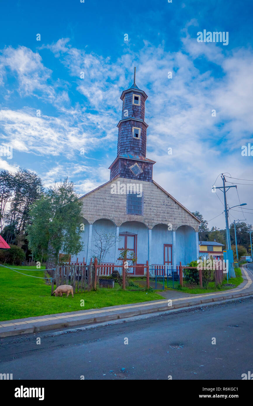 Chiloé, Chili - 27 septembre, 2018 : Superbe vue de soleil, église en bois de Notre Dame de Patrocinio sur Ile de Chiloé dans ciel magnifique lever du soleil. Banque D'Images