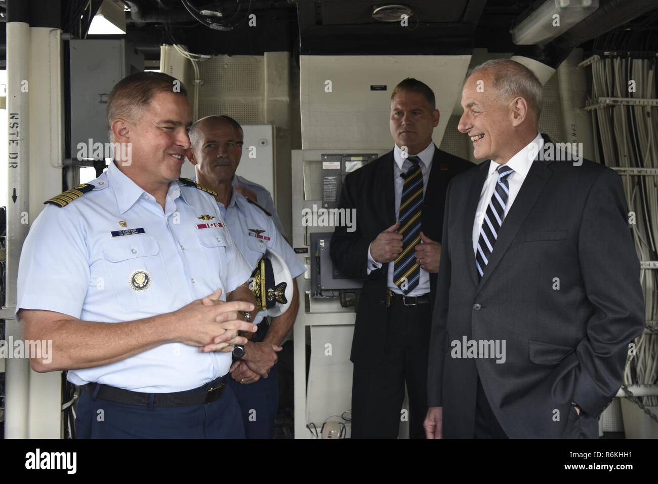 NEW YORK - Ministère de la secrétaire à la sécurité intérieure, John F. Kelly parle avec le Capitaine Scott W. Clendenin, commandant de la Garde côtière canadienne Hamilton, au cours de la Fleet Week à New York le 26 mai 2017. Le tour de la secrétaire Kelly Hamilton et a parlé avec l'équipage dans le cadre d'activités de la Semaine de la flotte. Banque D'Images