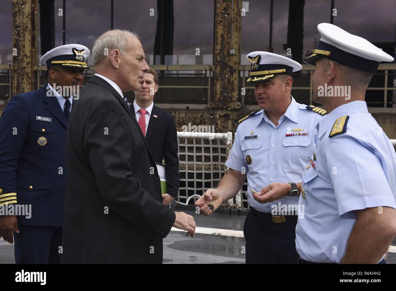 NEW YORK - Le Capitaine Scott W. Clendenin, commandant de la Garde côtière canadienne Hamilton, présente un défi de monnaie pour Ministère de la secrétaire à la sécurité intérieure, John F. Kelly alors qu'à bord de l'Hamilton à New York le 26 mai 2017. Le tour de la secrétaire Kelly Hamilton et a parlé avec l'équipage dans le cadre d'activités de la Semaine de la flotte. Banque D'Images