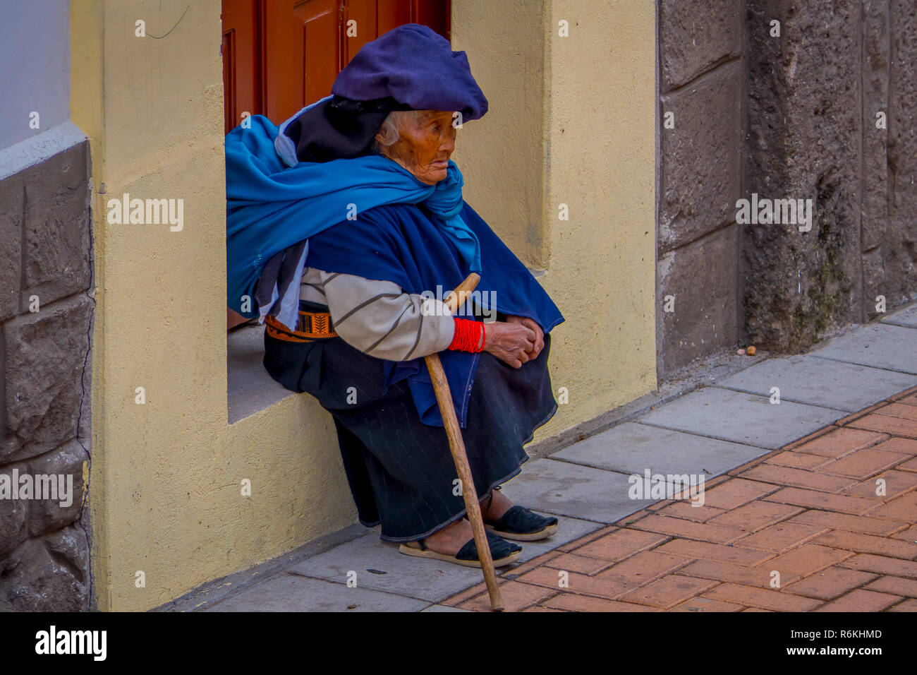COTACACHI (Équateur), 06 novembre 2018 : vue extérieure de la vieille femme autochtone assis dans la limite d'une chambre à Cotacachi Équateur. Banque D'Images