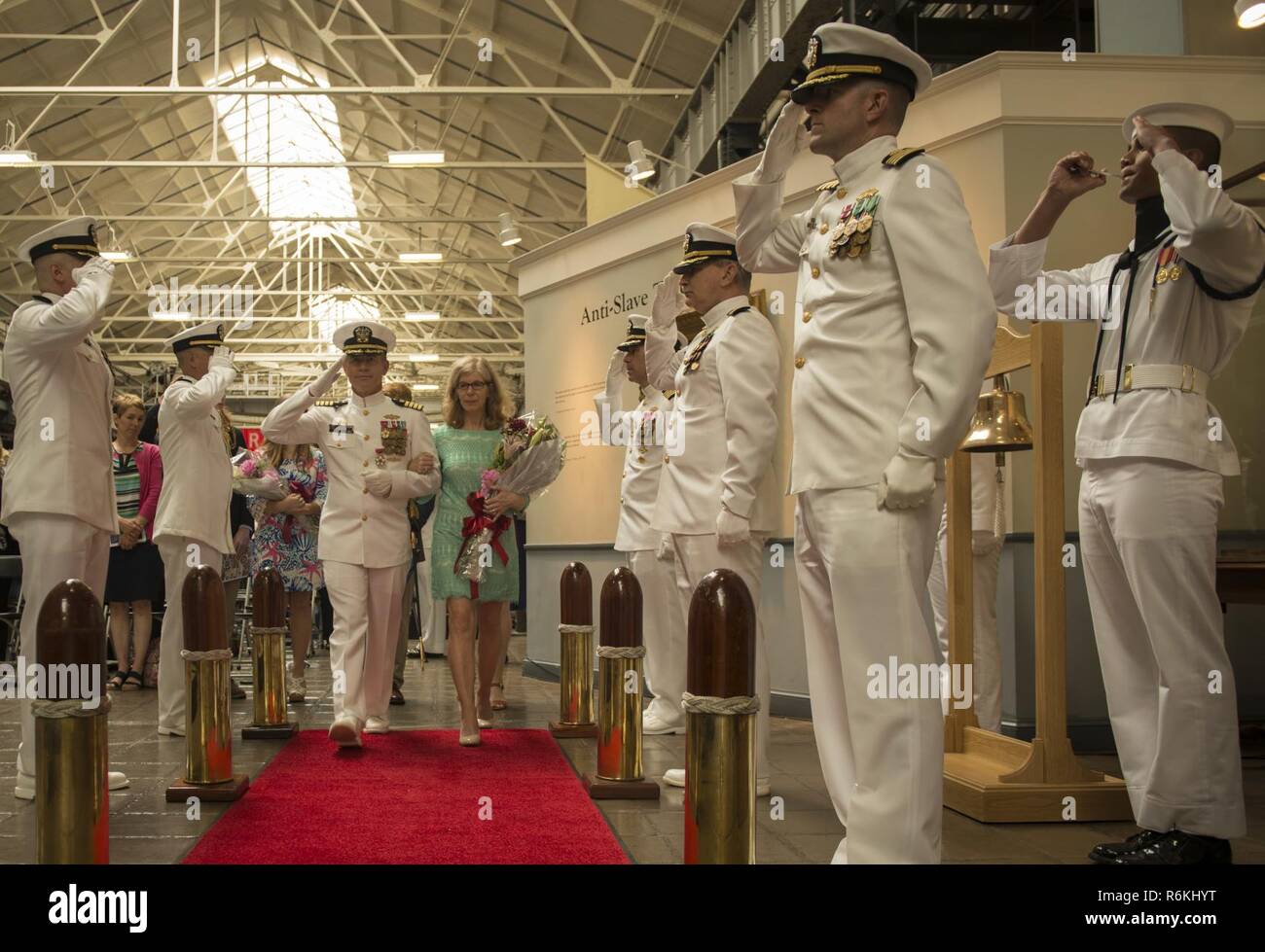 WASHINGTON (25 mai 2017) Le Capitaine Frederick F. Burgess III est joué à terre au cours d'un changement de commandement et la retraite cérémonie au Musée de la Marine. Burgess a pris sa retraite et a été relevé par le Capitaine Andrew M. Haschall à titre de commandant du Commandement Naval Facilities Engineering Washington. Banque D'Images