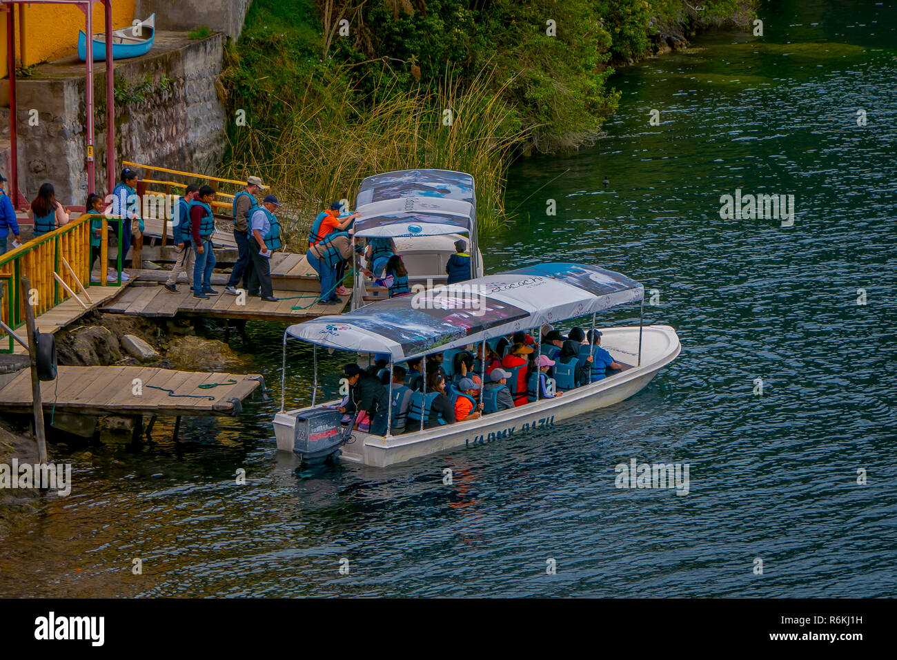 CUICOCHA, Equateur, 06 novembre 2018 : les touristes à bord d'un bateau pour un tour dans le lac Cuicocha en Equateur. Banque D'Images