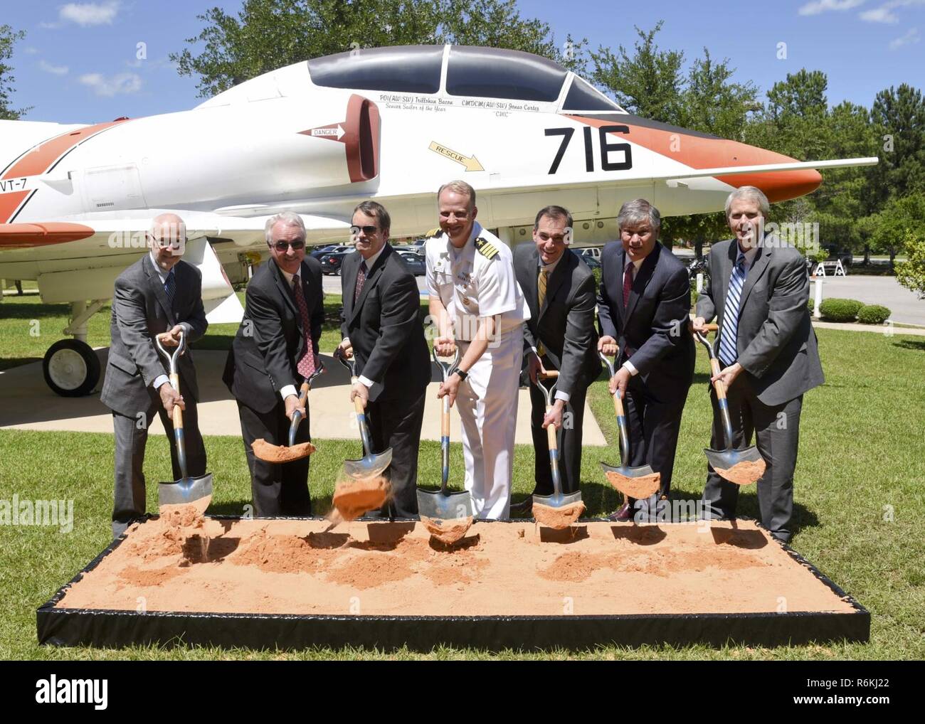 MERIDIAN, Mississippi (25 mai 2017) Fonction publique Commissaire pour le District central de Mississippi Cecil Brown, à gauche, à l'Est de l'énergie électrique du Mississippi (Association EMEPA participera) Chef Randy Carroll, Tennessee Valley Authority (TVA) Énergies renouvelables Manager Steve Noe, Naval Air Station (NAS) Meridian COMMANDANT Le Capitaine Scott Bunnay, Ministère de la Marine (DON) de l'énergie élastique Directeur exécutif du Bureau du Programme John Kliem, Silicon Ranch Corporation (Silicon Ranch) Président et chef de la direction Matthew Kisber et commissaire de la fonction publique pour le district nord de Brandon Mississippi Presley casser la terre pendant Banque D'Images