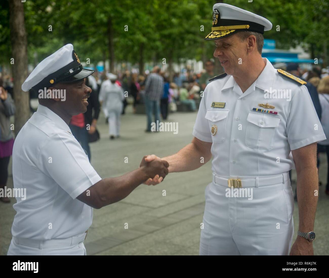 new-york-26-mai-2017-un-marin-serre-la-m