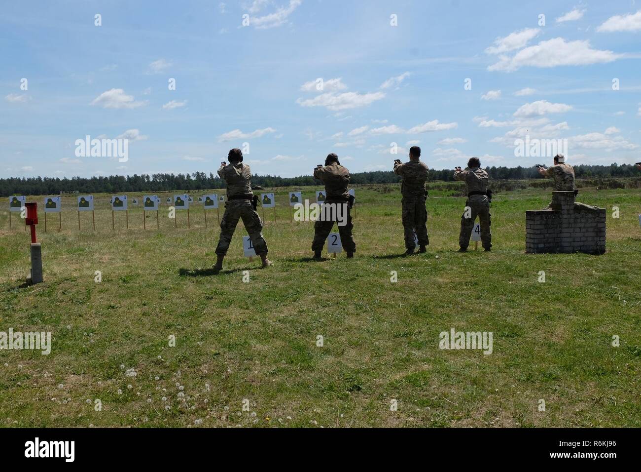 Pologne Groupe de combat des soldats américains et britanniques l'incendie P-83 pistolet polonais qui s'affronteront dans un concours de tir aux armes légères au cours d'une journée des anciens combattants polonais Bemowo Piskie événement près de Zone de formation le 27 mai. La force multinationale de groupement tactique est en Pologne dans le cadre de l'OTAN vers l'amélioration de la présence et des soldats de l'unité ont été très actif avec les communautés voisines tout comme un moyen de rendre les citoyens conscients de leur présence et d'en apprendre davantage sur la mission du groupe de combat. Banque D'Images