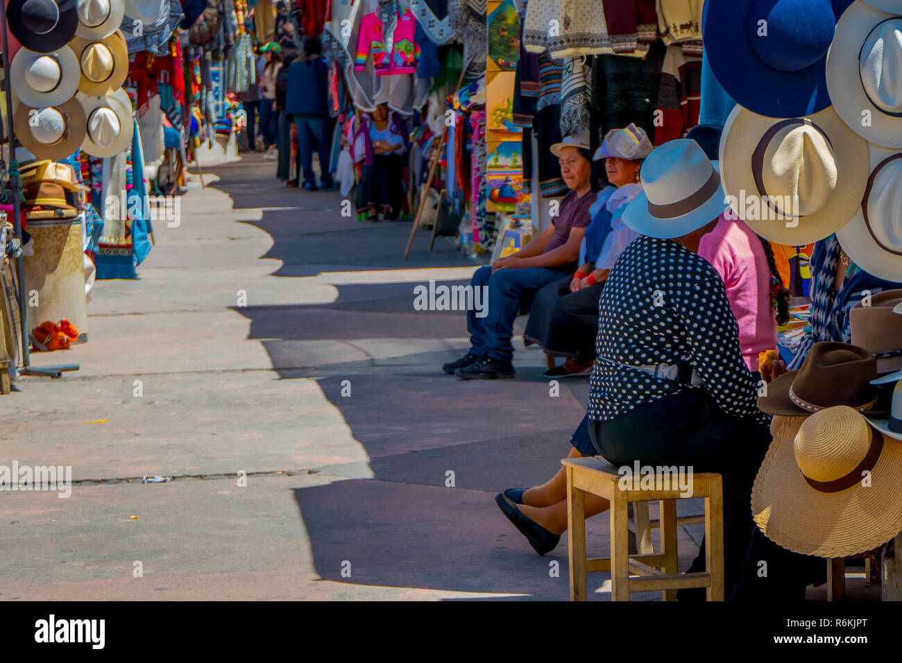 OTAVALO, ÉQUATEUR, 06 novembre 2018 : vue extérieure de la rue du marché avec des vêtements typiques d'Otavalo en Equateur Otavalo Banque D'Images