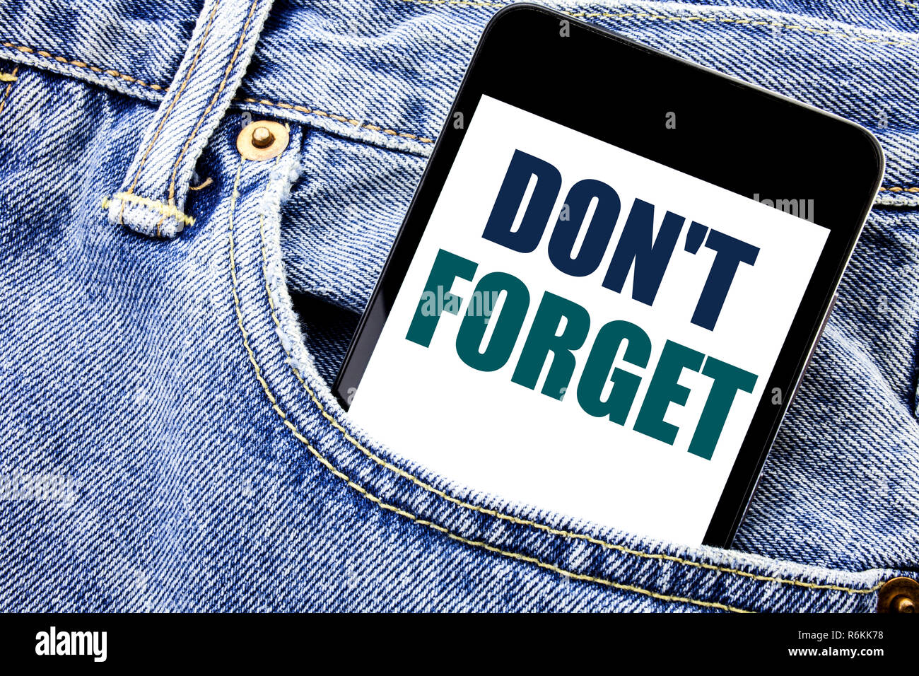 Par contre l'écriture de texte conceptuel inspiration légende indiquant de ne pas oublier. Concept d'affaires de Don mémoire t Remider Written téléphone téléphone mobile, portable placé dans la poche de jean avant l'homme. Banque D'Images Par contre l'écriture de texte conceptuel inspiration légende indiquant de ne pas oublier. Concept d'affaires de Don mémoire t Remider Written téléphone téléphone mobile, portable placé dans la poche de jean avant l'homme. Banque D'Images