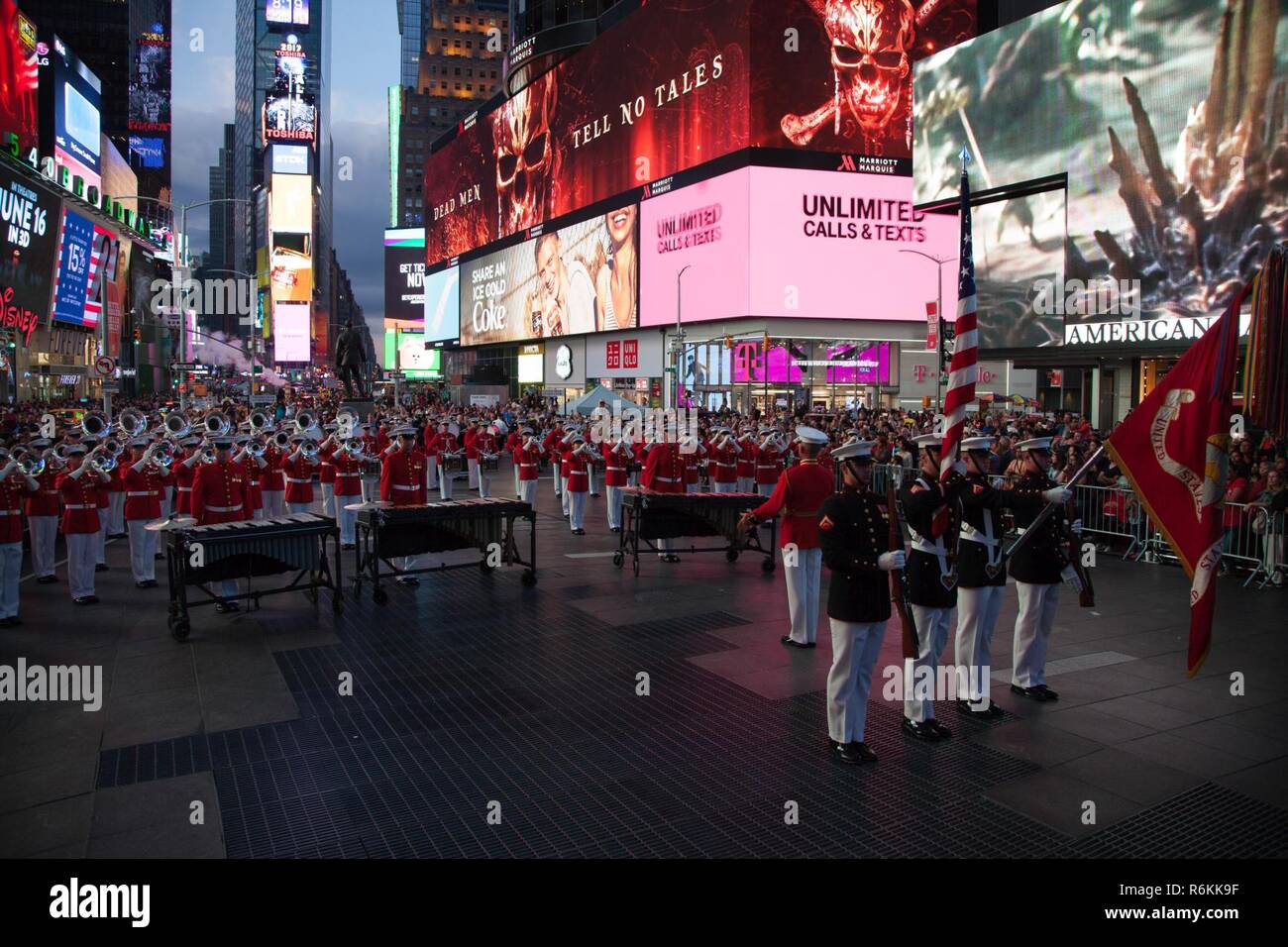 Spectateurs montrent que l'honneur de la Marine américaine Drum & Bugle Corps joue l'hymne national à Times Square, le 27 mai 2017. Les marines, les marins et les gardes côtes sont à New York pour interagir avec le public, faire preuve de capacités et enseigner les gens de New York de la mer. Banque D'Images