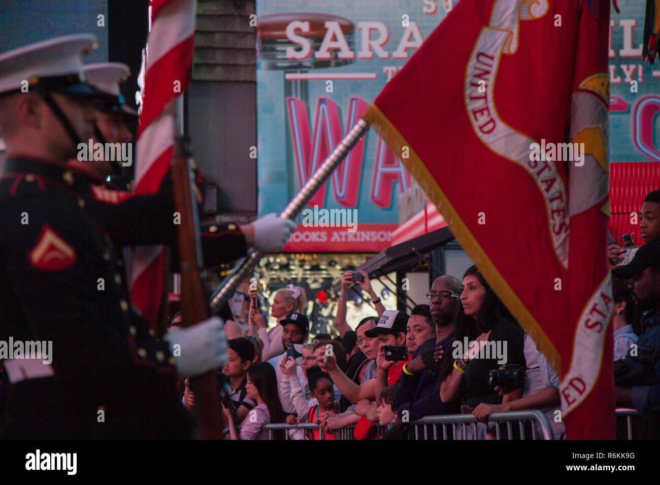 Spectateurs montrent que l'honneur de la Marine américaine Drum & Bugle Corps joue l'hymne national à Times Square, le 27 mai 2017. Les marines, les marins et les gardes côtes sont à New York pour interagir avec le public, faire preuve de capacités et enseigner les gens de New York de la mer. Banque D'Images