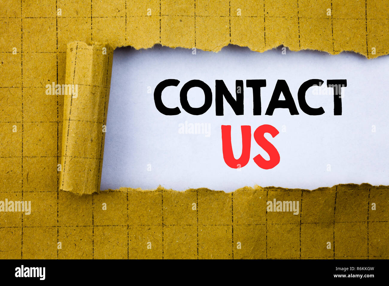 Contactez-nous. Concept d'affaires pour le Support Client écrit le livre blanc sur le jaune papier plié. Banque D'Images Contactez-nous. Concept d'affaires pour le Support Client écrit le livre blanc sur le jaune papier plié. Banque D'Images