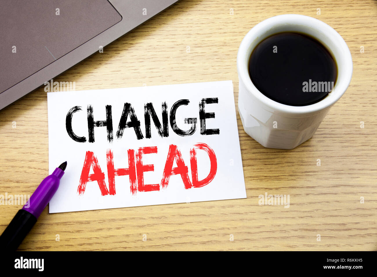 Texte d'annonce qui montre la modification de l'écriture rouge avant terme. Concept d'entreprise pour de futurs changements écrit le livre de l'ordinateur portable sur le fond de bois dans le bureau avec du café pour ordinateur portable Banque D'Images Texte d'annonce qui montre la modification de l'écriture rouge avant terme. Concept d'entreprise pour de futurs changements écrit le livre de l'ordinateur portable sur le fond de bois dans le bureau avec du café pour ordinateur portable Banque D'Images